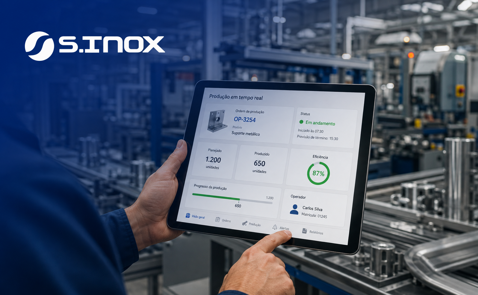 Operador acompanhando a produção da SINOX em um tablet no chão de fábrica